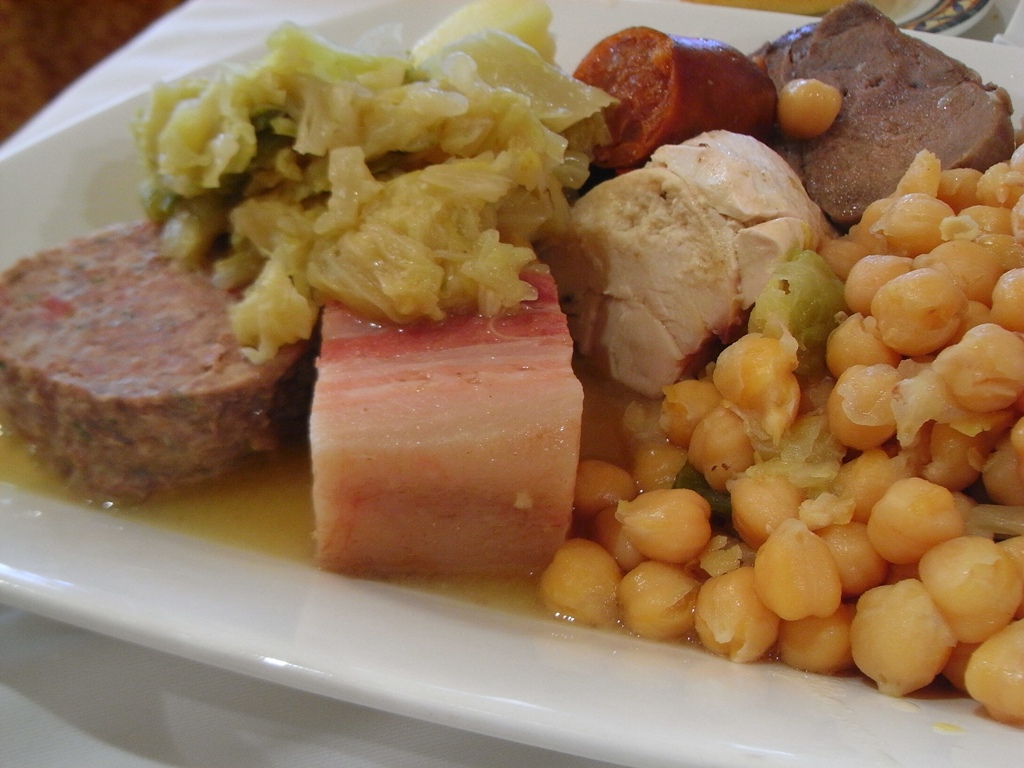 Berza gaditana con garbanzos, tocino, chorizo, morcilla y verdura cocida servida en caldo